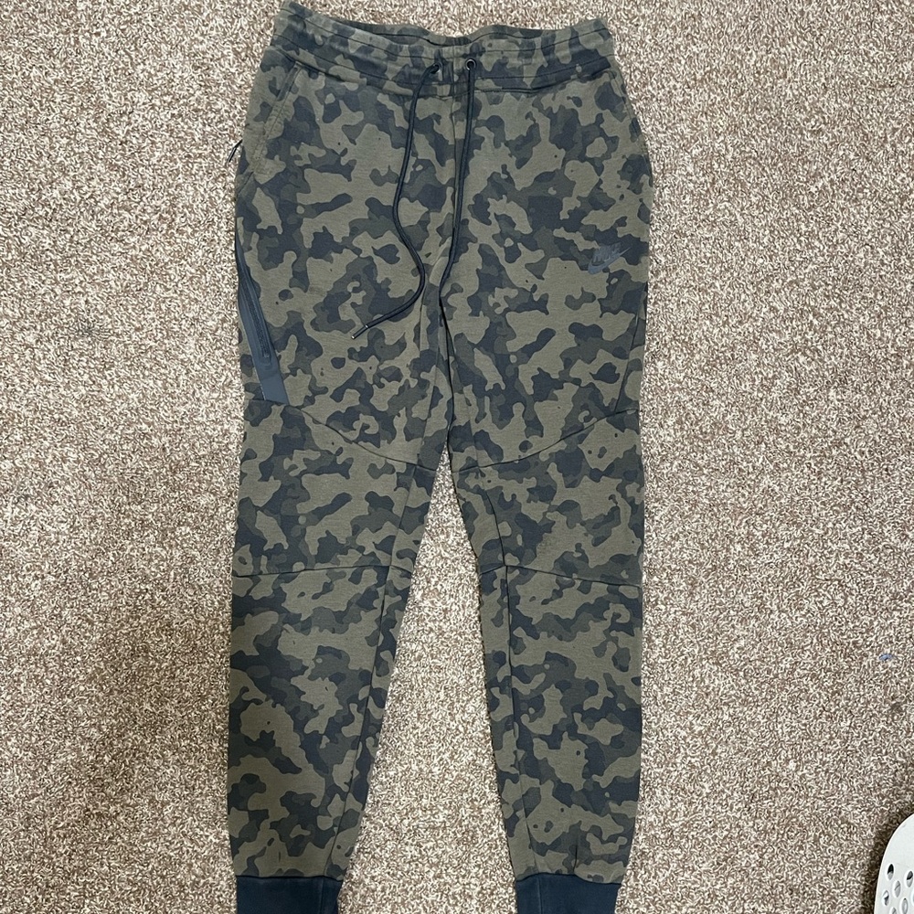 Nike camo tech fleece pants size small, slight peeling